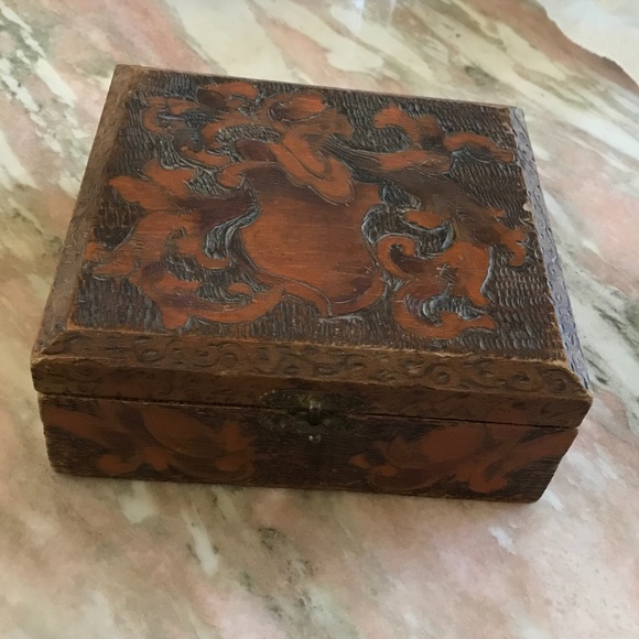 Hand-carved vintage wood box w/ latch, sewing items - Picture 3 of 6
